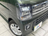 【LEDヘッドライト】悪天候や夜間走行時も良好な視界を確保し安心して運転できる高輝度LEDヘッドライトを装備!点灯速度が早く、消費電力も抑えられています。