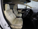 ゆったり室内で運転もしやすいです♪使い勝手の良い配置も考えられています!!