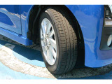 日産純正アルミホイール。タイヤサイズは155/65R14インチです。