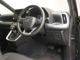 見通しのよいすっきりとした視界で、誰でも運転しやすいです。運転のしやすさは疲れにくさにも繋がります