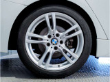 【BMWアロイホイル】軽量かつ強度に拘ったアロイホイル。走行性能ポテンシャルを引き出す設計。車の足元を引き締めてくれる大きなポイントはアロイホイルです。