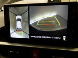 【全周囲モニター】車を上空から見下ろしたような映像をカーナビ画面に映し出し、車庫入れや縦列駐車をサポートしてくれます。