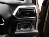 運転席のカップホルダーはエアコンの吹き出し口にありますので冷やしたり温めたりすることが出来ます☆