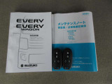 キーを携帯していればリクエストスイッチを押すだけでドアの開錠・施錠が可能です。しかもキーを差し込むことなくエンジンの始動・停止も可能です。取扱説明書・メンテナンスノートが揃っていますので安心です。