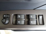 パワーウィンドウスイッチで運転席から全席の窓の開閉ができます。