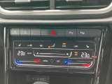 2ゾーンフルオートエアコン。運転席、助手席それぞれ独立した温度調整が可能です。タッチコントロールが採用され、スマートフォンのような感覚で操作できます。