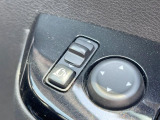 【電動格納ミラー】サイドミラーは電動格納式となっており、狭い駐車場でもキズがつくリスクを抑えられます。