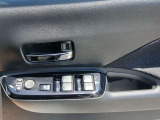 パワーウィンドウは今や当たり前の装備ですが、無いと困ります。運転席ワンタッチでフルオープン・フルクローズ可能なオート機能付です!