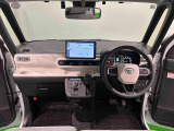明るいコーディネートカラーに包まれた運転席空間。フロントガラス面積や位置取りが良く、Aピラーの内装色や形状にこだわることで前方・右前・左前方向の視認性がいいですよ!