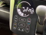 【オートエアコン】一度お好みの温度に設定すれば、車内の温度を検知し風量や温度を自動で調整。暑い&hellip;寒い&hellip;と何度もスイッチ操作をする必要はありません。快適な車内空間には必須の機能ですね♪