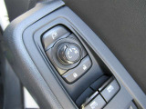 駐車時や狭い道でのすれ違い時に気を使うミラー。電動格納式ドアミラーはそんな時に便利です。