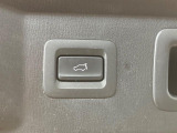 【パワーバックドア】スマートキーや運転席のボタンを押すだけでリアゲートが自動で開閉します!荷物を持っている時や、高い位置にあるバックドアを閉める際に便利な機能です♪