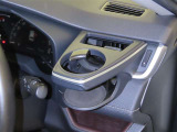 運転席エアコン吹き出し口にドリンクホルダーを装備しております。