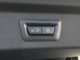 ボタン操作ひとつでトランクの開閉を可能とする電動トランクが付いております。