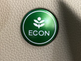 ECON モードをON にするとアクセルペダルの動きに対するエンジンの反応とエアコンの制御を切り換えることで、燃費のいい運転をするドライバーがペダルを踏んだ時と同じようにエンジンを制御します。