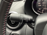 レバーをAUTOの位置にしているとき、レインセンサーが雨を感知すると、雨量に応じてワイパーが自動で作動してくれるオートワイパーを装備!設定変更で非作動にすると、間欠作動に固定されます。