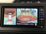 【パノラマモニター】 上から見下ろしたような映像が、運転の不安を軽くします。