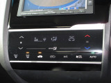 操作部に静電式タッチパネルを採用したフルオート・エアコンディショナー。Honda インターナビ同様、スマートフォン感覚の直感操作を実現しています。