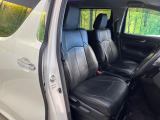 【黒革調シートカバー】運転席シート廻りは使用感も少なく、良好な状態となっています。丁寧に使われていたことがよくわかりますね。