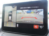 車両の前後左右にある4つのカメラを合成することで、まるでご自身のクルマを空から見ているような俯瞰での映像を映し出してくれます。バック時ももちろんのこと、前進時に視界の悪い交差点でも役に立ちますね。
