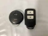 スマートキーを装備しています。鍵を差し込むことなくドアロックの開け閉めと、スタートボタン操作でのエンジンスタートができます。加えて、純正リモコンエンジンスターター用の操作キーもついています。