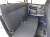 いざという時は3名乗車可能な後席シートを備えております!後席はビニール素材を採用しており、サッと汚れを拭き落とすことが出来ます!