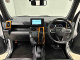 オレンジの差し色&カモフラージュ柄のシートが気分を高める運転席空に加えてUV&IRカット機能付きフロントガラスの面積や位置取りが良く、高いアイポイントで前方・右前・左前方向の見通しがいいですよ!
