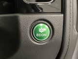 ECON モードをON にするとアクセルペダルの動きに対するエンジンの反応とエアコンの制御を切り換えることで、燃費のいい運転をするドライバーがペダルを踏んだ時と同じようにエンジンを制御します。