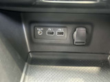 ●USB・AUX接続:お手持ちのミュージックプレーヤーを接続し、車内でお気に入りの音楽を気軽に楽しむことができます。