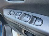 パワーウインドウ(フロントドア、スライドドア)(運転席・助手席・セカンド:ワンタッチ、キーオフ後作動、挟み込み防止機構付)