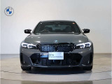 【BMWの伝統-1】BMWの特徴的な&ldquo;キドニーグリル&rdquo;は、80年以上続く伝統の形でございます。変わらないこだわりのデザインが、プレミアムブランド&ldquo;BMW&rdquo;を創り出します。