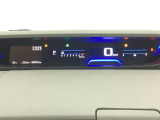デジタル表示のスピードメーターとタコメーターを大きく配した見やすいメーター部になっています。左側のインフォメーション画面でオドメーターや燃費などの情報を確認できます。