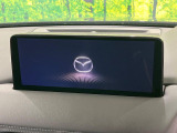 【10.25インチマツダコネクト】車内の雰囲気にマッチした大型ディスプレイ。スマホ接続でのナビ使用やBluetooth再生等、様々な機能が楽しめます。直感的なダイヤル操作が可能で、使い勝手も良好です。