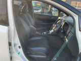 運転席まわりです。実際に座ってみて、乗り心地を体験してみてください,視界も良好です