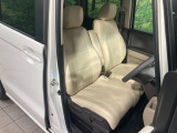 運転席まわりには十分なスペースがあり、大柄な方でもゆったり運転していただける環境です。