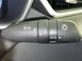 【オートライト】車外の明るさに応じて、自動的にライトの点灯・消灯をしてくれます。