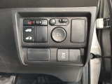 狭い駐車場で便利な電動格納ドアミラーが付いています。