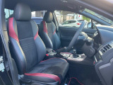 運転席まわりには十分なスペースがあり、大柄な方でもゆったり運転していただける環境です。