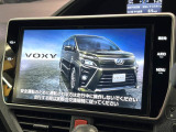 【大画面ナビ】人気の大型10インチナビを装備。存在感のある大画面はインパクト大!ナビ利用時のマップ表示は見やすく、テレビやDVDは臨場感がアップ!いつものドライブがグッと楽しくなります♪