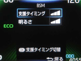 隣車線を走る車両をレーダーで検知し、ドアミラーでは確認しにくい後側方エリアに存在する車両に加え、急接近してくる車両も検知します。車両を検知するとドアミラーに搭載されたLEDインジケーターが点灯します。