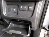 両側電動スライドドア。荷物で手が塞がる時など簡単にドアの開閉が出来ます。何より力いらずで開閉OK。インパネ下に収納スペースをご用意しています。