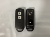 スマートキーを装備しています。鍵を差し込むことなくドアロックの開け閉めと、スタートボタン操作でのエンジンスタートができます。スペアキーも同じものを用意しております。