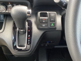 停車中にブレーキペダルを踏み続けなくてもブレーキ保持ができるオートマチックブレーキホールド機能もついております。