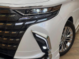 【LEDヘッドライト】悪天候や夜間走行時も良好な視界を確保し安心して運転できる高輝度LEDヘッドライトを装備!点灯速度が早く、消費電力も抑えられています。