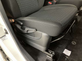 手動ですが運転席は高さ調整も可能です。