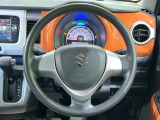 インテリアに合わせたデザインのステアリングは、運転される方のことも考え、運転しやすい形状、大きさです。是非一度、実際に触ってお確かめください。