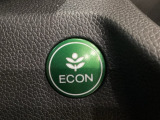 ECON モードをON にするとアクセルペダルの動きに対するエンジンの反応とエアコンの制御を切り換えることで、燃費のいい運転をするドライバーがペダルを踏んだ時と同じようにエンジンを制御します。