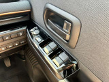 運転席側のドア部。こちらのスイッチでドアミラーの角度調整やパワーウィンドーの操作が可能になります。