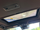 【サンルーフ】開放感たっぷりの希少装備、サンルーフが装着されています!車内に明かりを取り入れたり景色を楽しむ以外にも、車内の空気も簡単に換気できて快適です!