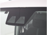 サポカーSとは、衝突被害軽減ブレーキに加えて、高齢者に多いと言われている踏み間違い事故防止をサポートする機能です。詳しくは販売店スタッフまでおたずねください。